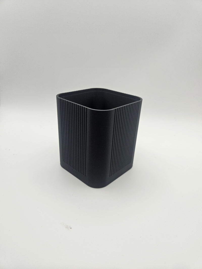 N001 — Pennhållare med lock