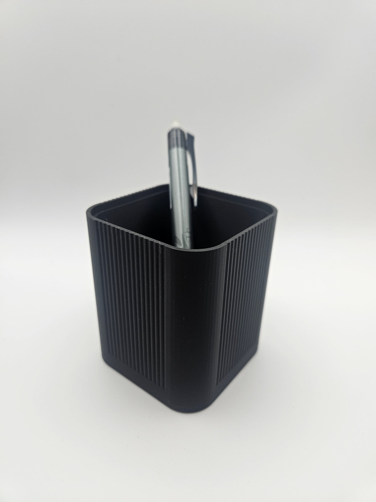 N001 — Pen holder with lid